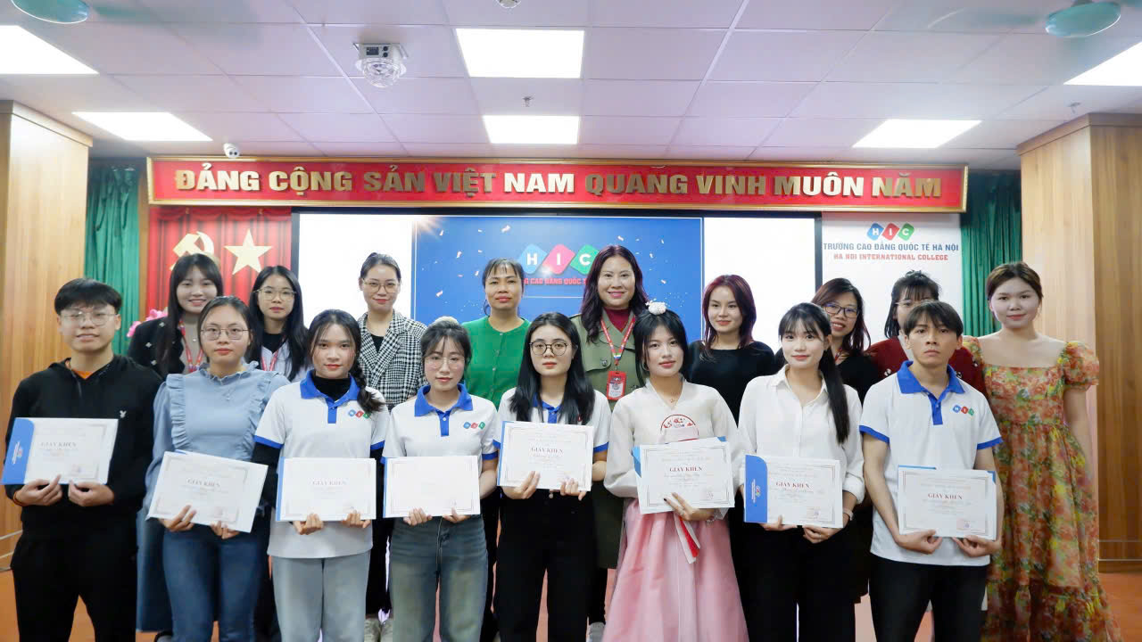 HIC tổ chức lễ vinh danh sinh viên đạt thành tích xuất sắc Khoa Ngôn ngữ và Văn hoá Hàn Quốc